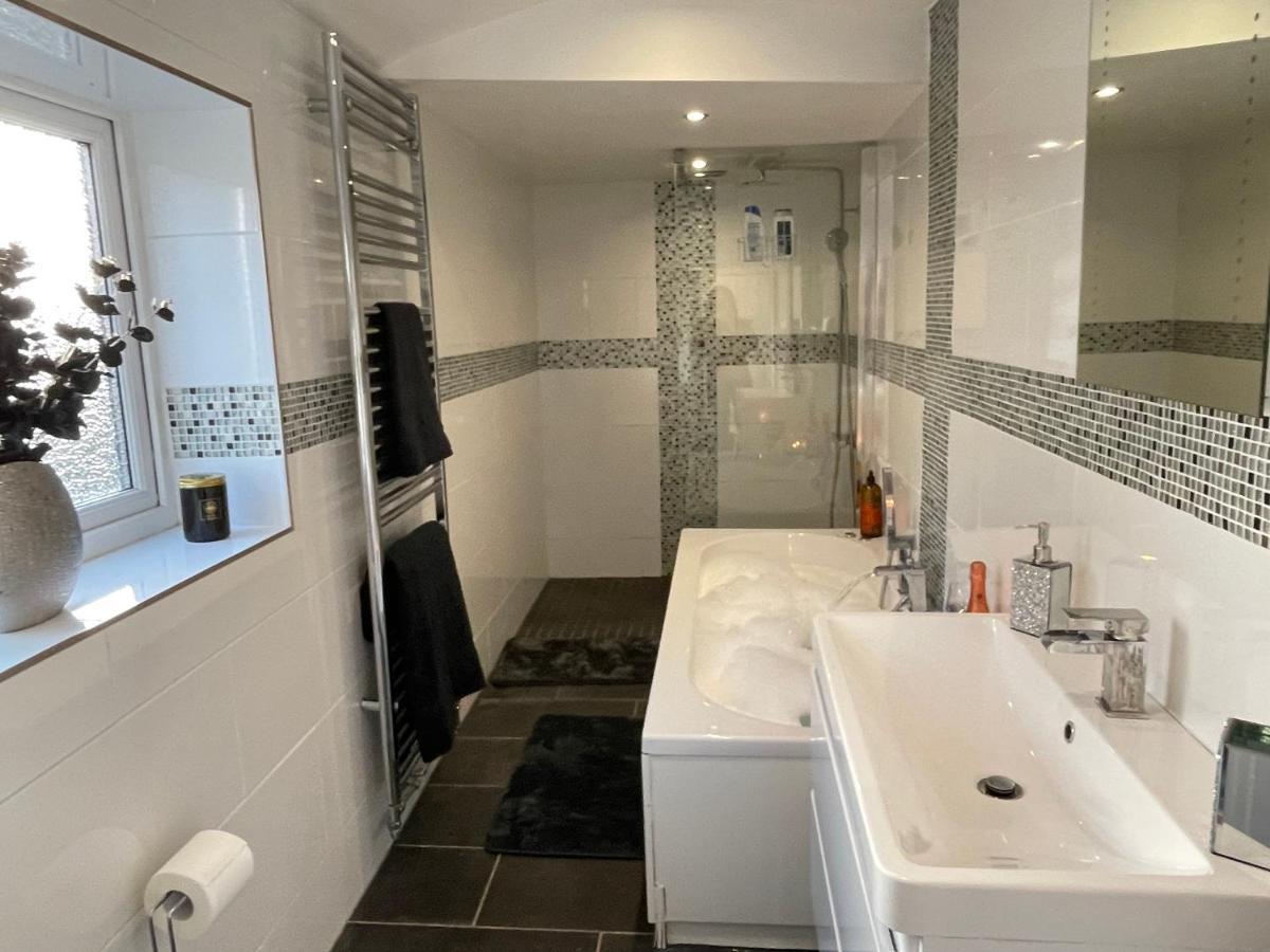 Tollgate House - Luxury Cozy Cottage - Huge Hot Tub - Alton Towers Cheadle  Exterior foto