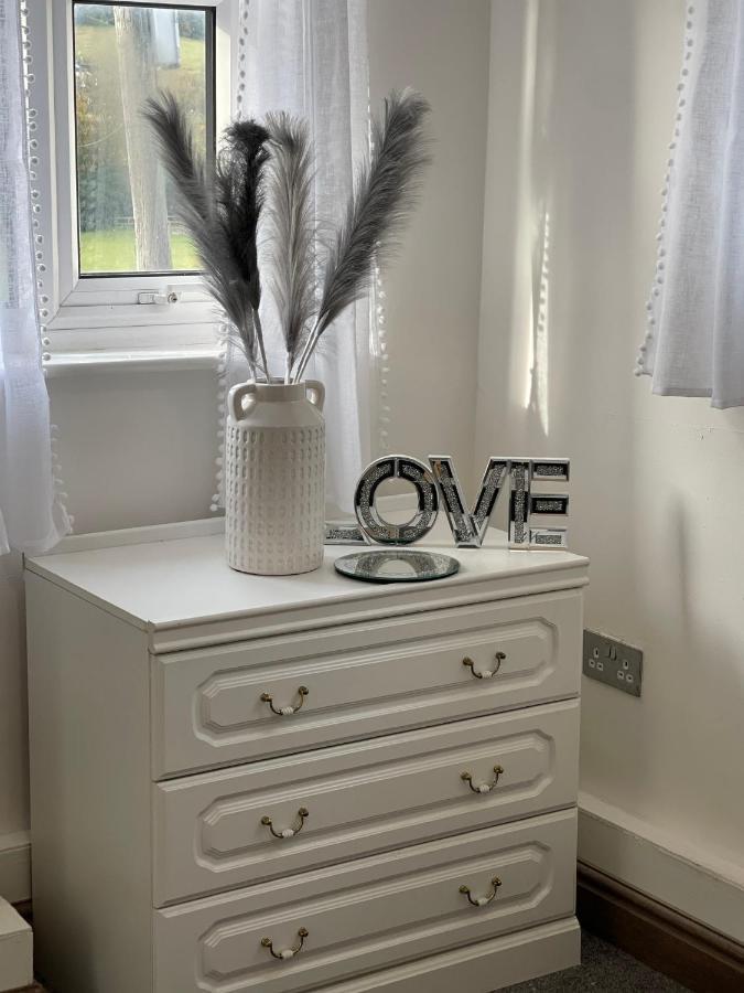 Tollgate House - Luxury Cozy Cottage - Huge Hot Tub - Alton Towers Cheadle  Exterior foto