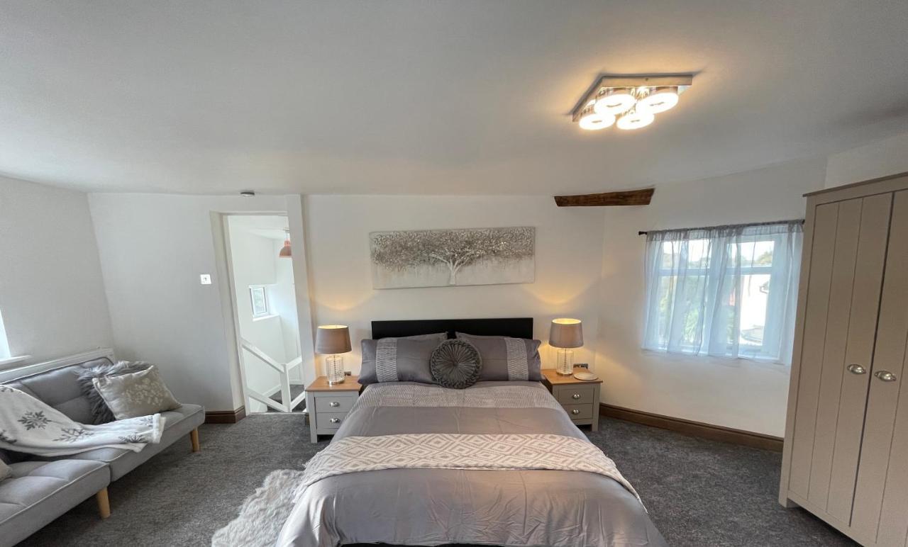 Tollgate House - Luxury Cozy Cottage - Huge Hot Tub - Alton Towers Cheadle  Exterior foto